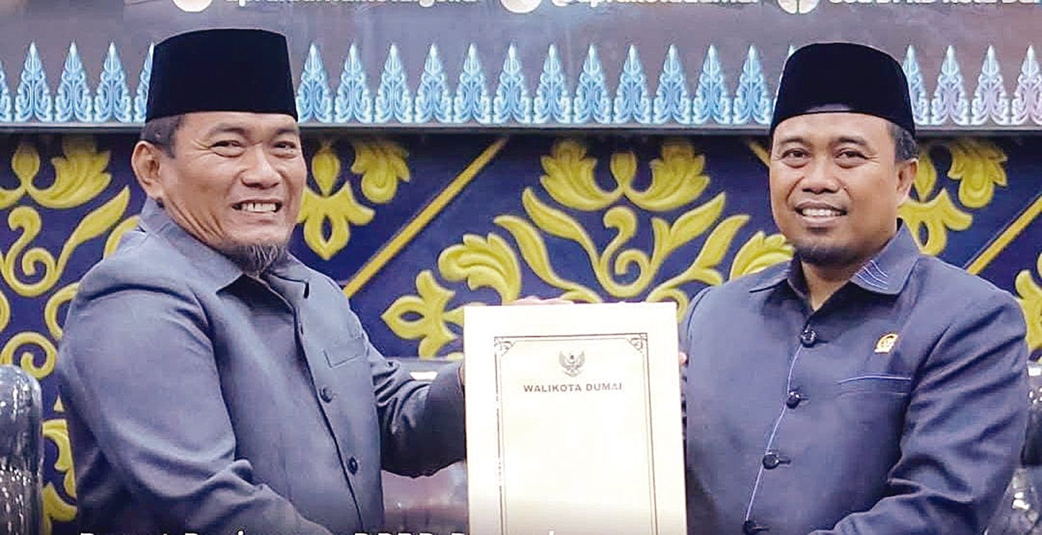 Wakil Wali Kota Dumai H Sugiyarto menyerahkan dokumen Rencana Anggaran Pendapatan Belanja Daerah Dumai Tahun Anggaran 2026 kepada Ketua DPRD Dumai Agus Miswandi saat sidang paripurna, Senin (11/11/2025).