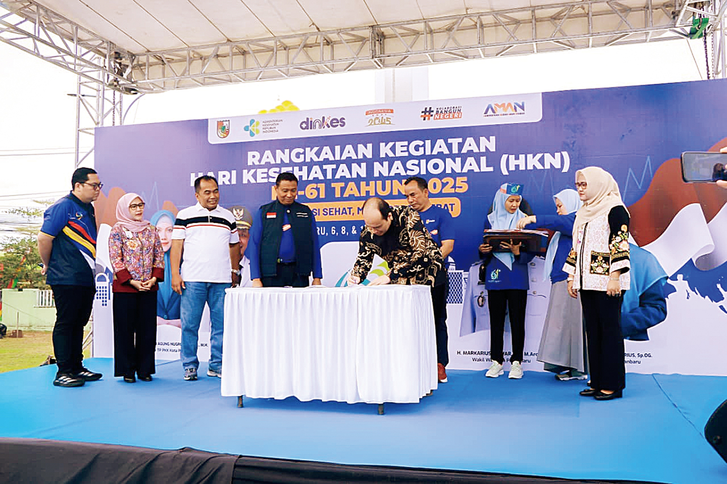 Wawako Pekanbaru Markarius Anwar bersama jajaran saat puncak HKN ke-61 Pekanbaru di RSD Madani, Rabu (12/11/2025).