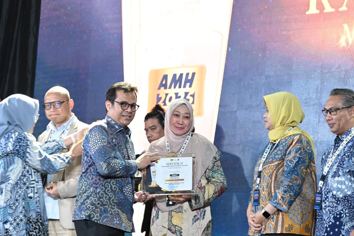 Rektor Unri Prof Dr Sri Indarti SE MSi saat menerima penghargaan atas peraihan Peringkat Pertama Pengelolaan Media Sosial 2025  pada malam puncak Anugerah Media Humas yang digelar di Jakarta.