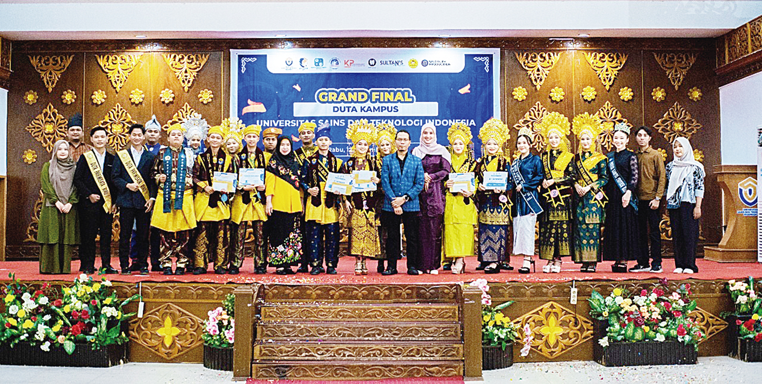 Pimpinan USTI foto bersama para finalis Duta Kampus Universitas Sains dan Teknologi Indonesia, Rabu (12/11/2025).
