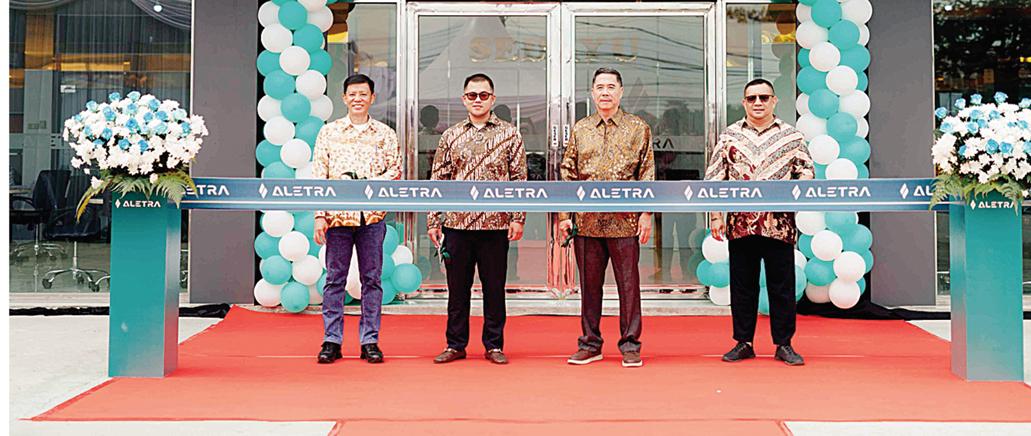 Foto Bersama : (kiri ke kanan)  Owner Dealer Aletra Pekanbaru PT Sedayu Central Niaga Benyamin, Direktur Utama PT Sedayu Central Niaga Steven Wijaya, CEO PT Aletra Mobil Nusantara Andre Jodjana, General Manager PT Aletra Global Mobilindo Reinhard Jacobus