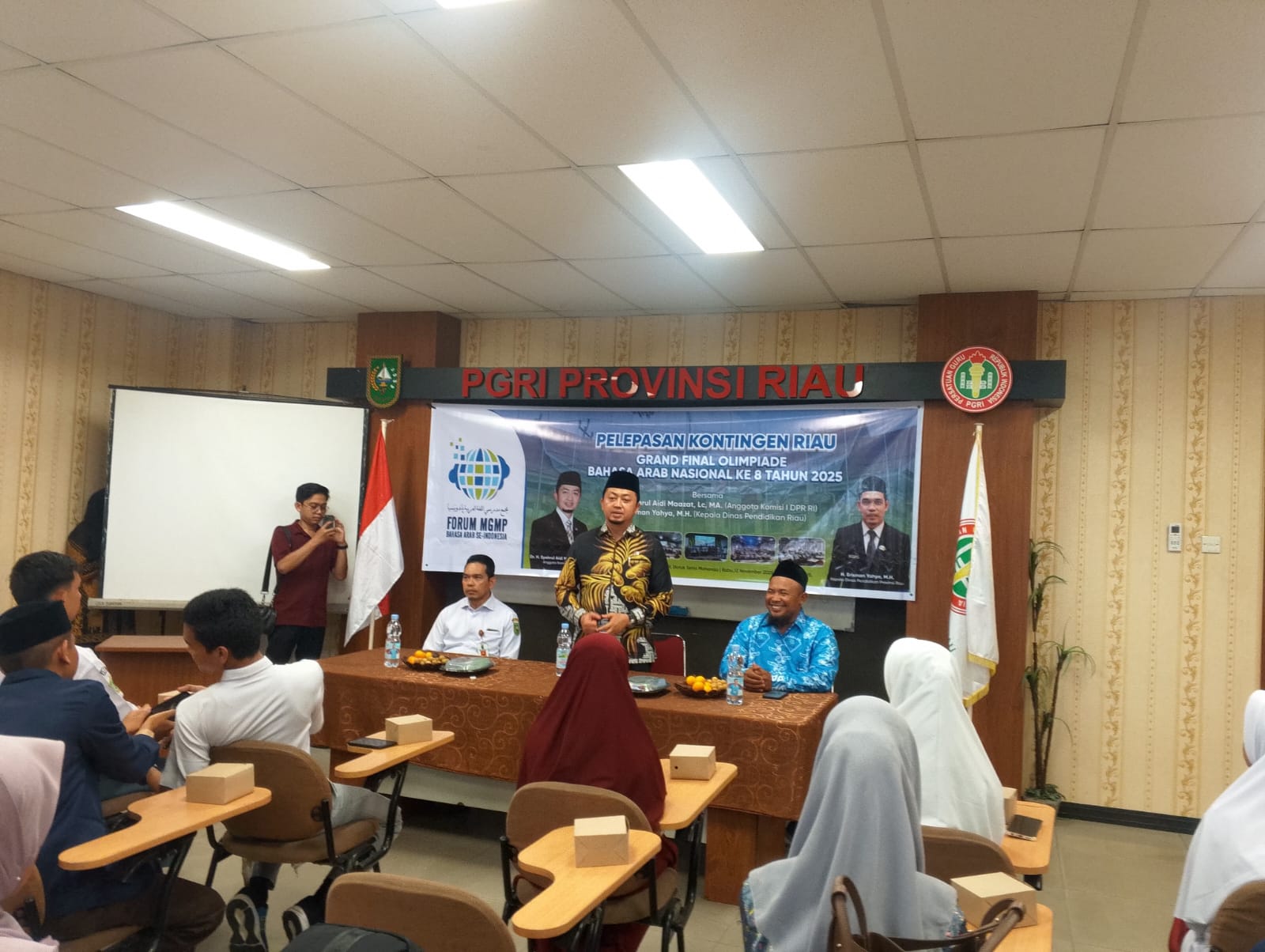 Anggota Dewan Perwakilan Rakyat (DPR) RI Dr H Syahrul Aidi Maazat Lc MA saat memberikan sambutan pada pelepasan kontingen Riau mengikuti Grand Final Olimpiade Bahasa Arab Nasional di Gedung PGRI Riau,
