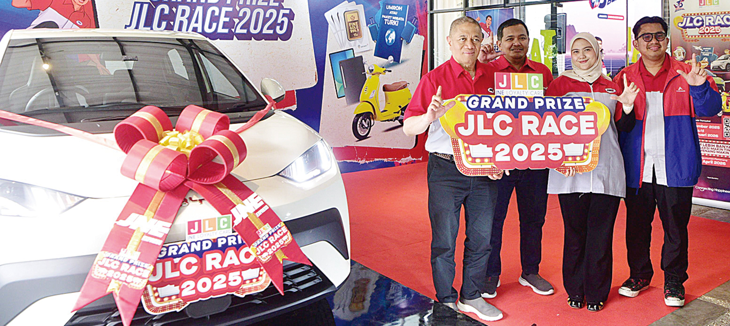 Presiden Direktur JNE M Feriadi Soeprapto (kiri), SVP Marketing Group Head Eri Palgunadi (dua kiri), Customer Loyalty Dept Head Nadya Dharmawati Puteri (dua kanan) dan Media Communication Dept Head Kurnia Nugraha (kanan) foto bersama dengan hadiah utama m