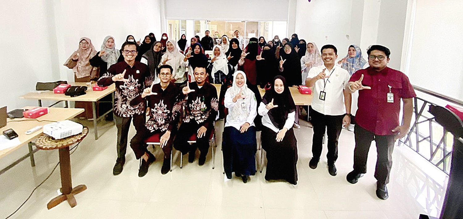 Para dosen dan peserta Bimtek Pembuatan Website Gratis foto bersama usai pemberian bantuan dana untuk UMKM Riau, Rabu (12/11/2025).