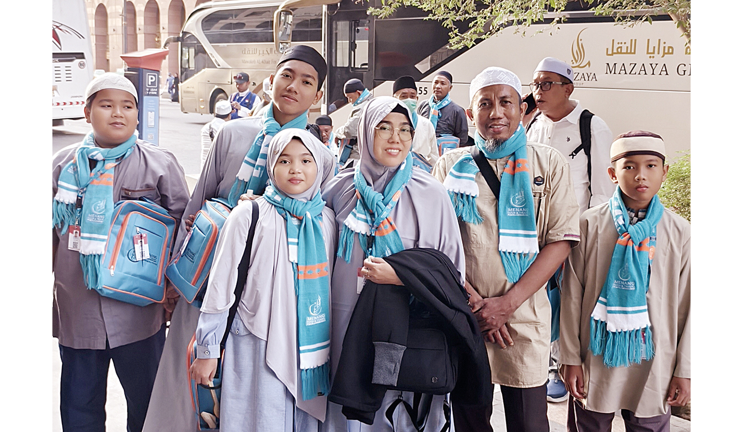 Jemaah Umrah dari Menang Tour and Travel saat berada di tanah suci. Umrah Suka-Suka Menang Tour & Travel menjadi solusi bagi yang ingin berangkat umrah mandiri tanpa terikat pada paket yang sudah ditetapkan pihak travel.
