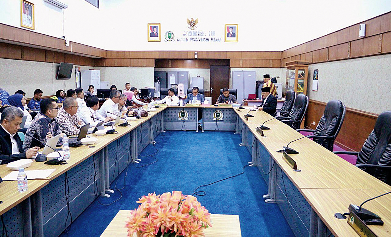 Suasana rapat dengar pendapat yang digelar di ruang rapat Komisi III DPRD Riau.