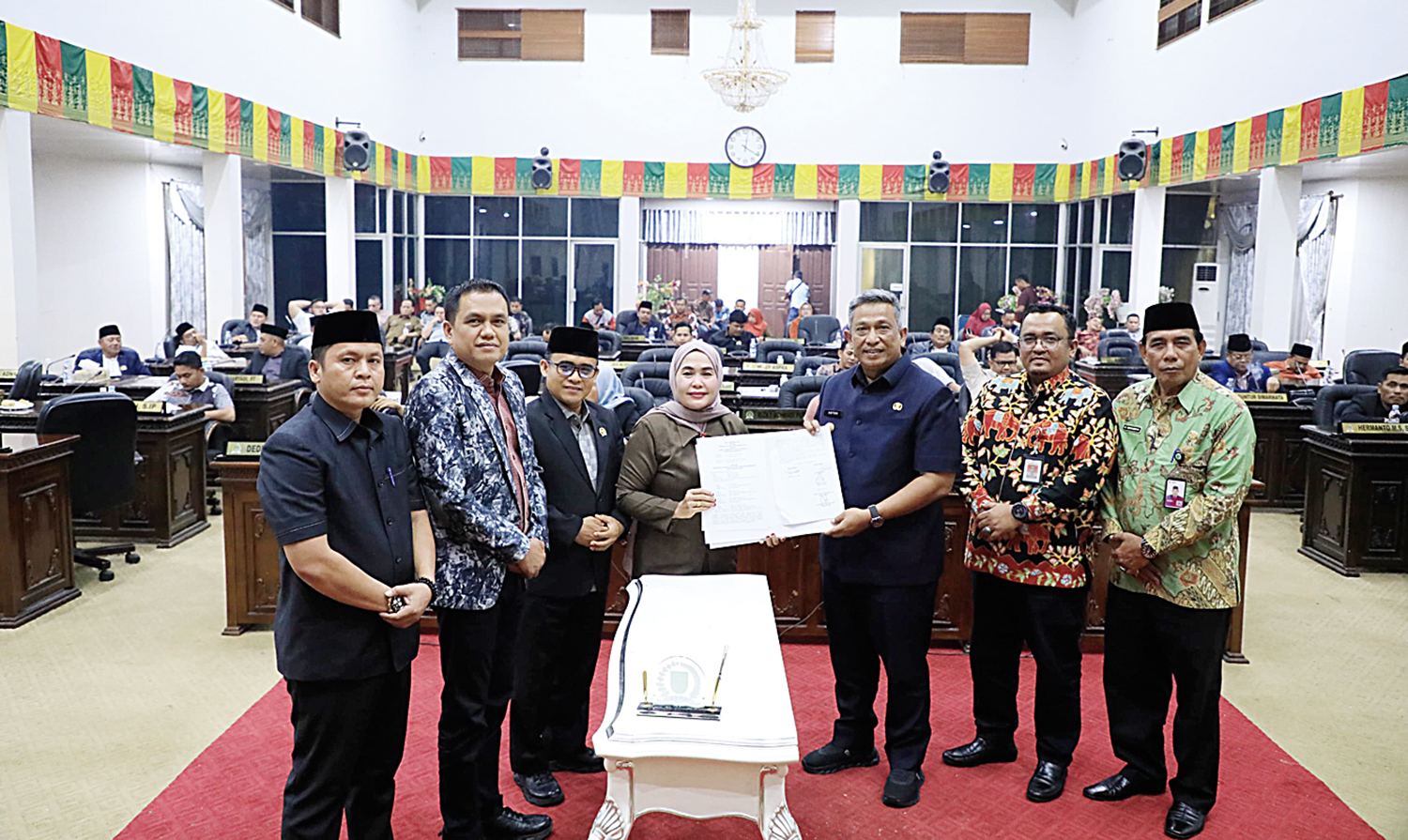 menunjukkan: Bupati Rohul Anton ST MM didampingi Ketua DPRD Rohul Hj Sumiartini menunjukkan nota kesepakatan KUA dan PPAS Perubahan 2025 di Gedung DPRD Rohul baru-baru ini.