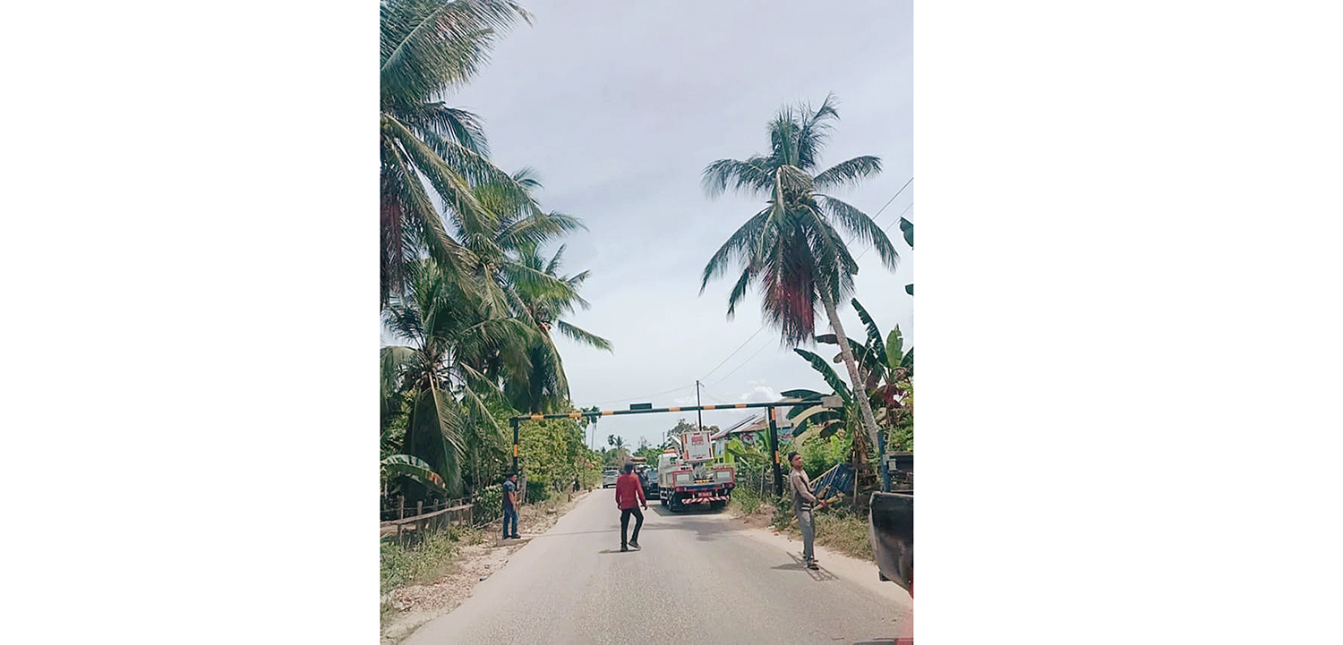 Sejumlah jalan kabupaten di Telukkuantan dipasang portal. Akibatnya truk terpaksa antre dari Simpang Mangga Benai hingga ruas jalan provinsi, Telukkuantan-Rengat, Selasa (11/11/2025).