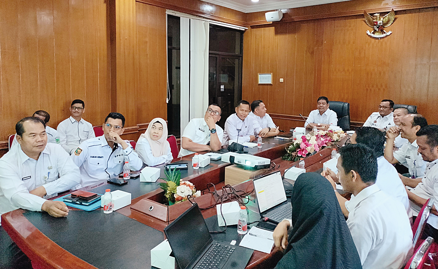 Wabup Rohul H Syafaruddin Poti SH MM didampingi Sekdakab Rohul Muhammad Zaki SSTP MSi memimpin rapat koordinasi bersama kepala OPD terkait percepatan kesiapan lahan untuk gerai KDMP di ruang rapat Kantor Bupati Rohul, Rabu (12/11/2025).