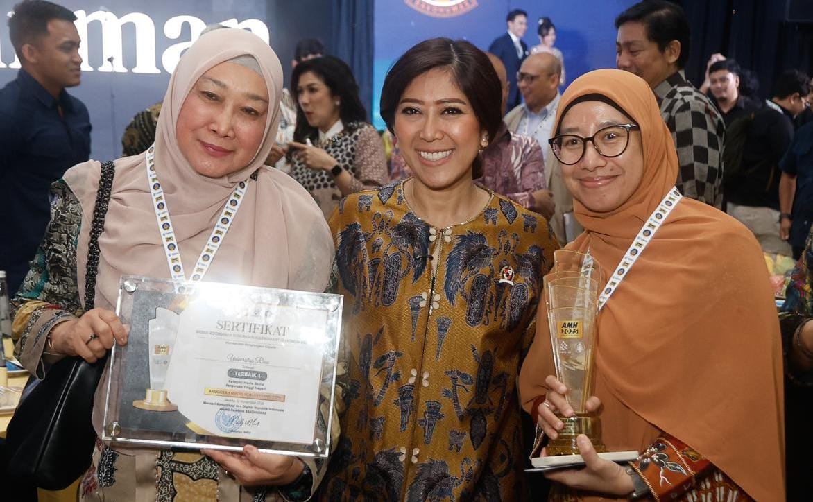 Rektor Unri Prof Dr Sri Indarti foto bersama Menteri Komdigi Meutya Hafid usai pemberian penghargaan, Rabu (12/11/2025).