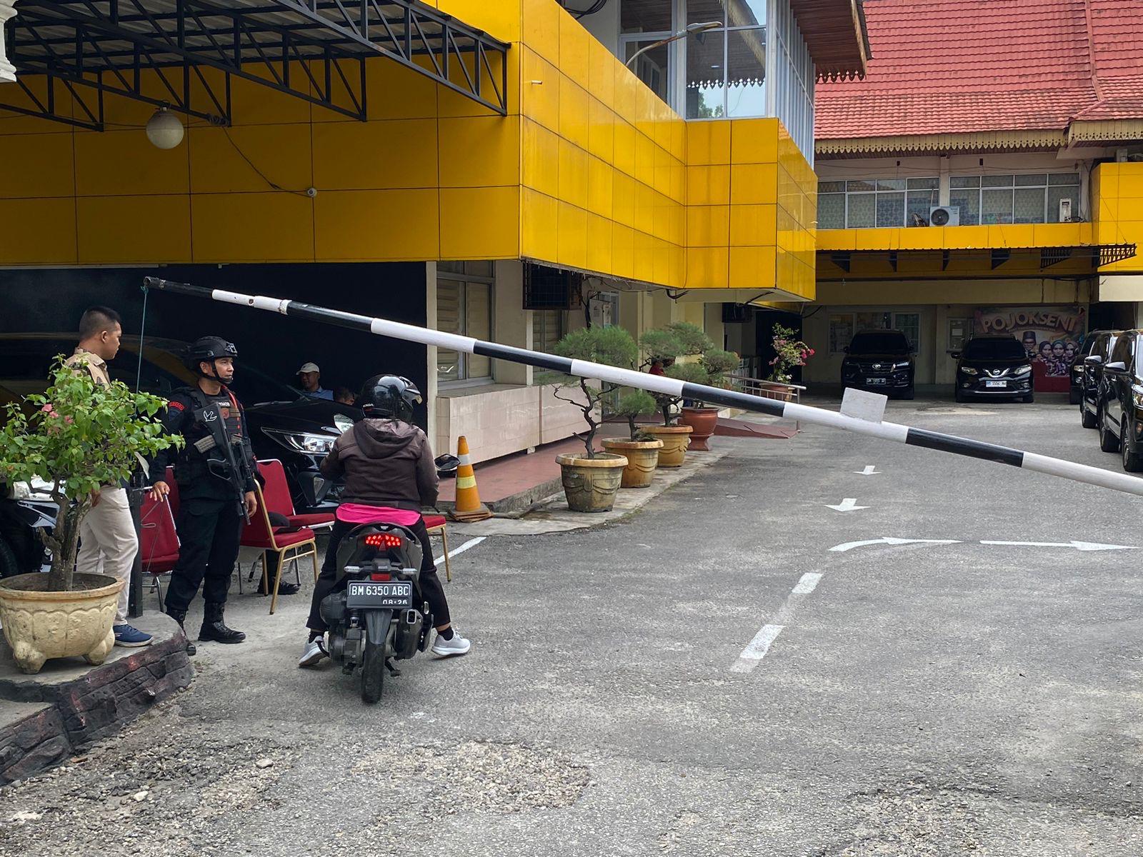 Aparat kepolisian dari Brimob berjaga di Kantor Disdik Riau saat tim KPK melakukan penggeledahan, Kamis (13/11/2025).
