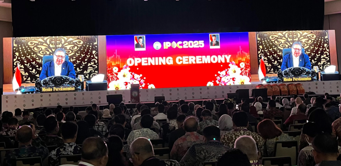 Menko Perekonomian, Airlangga Hartarto hadir secara virtual dan membuka IPOC 2025 di Bali International Convention Center (BICC) The Westin Resort, Nusa Dua, Bali, Kamis (13/11/2025).