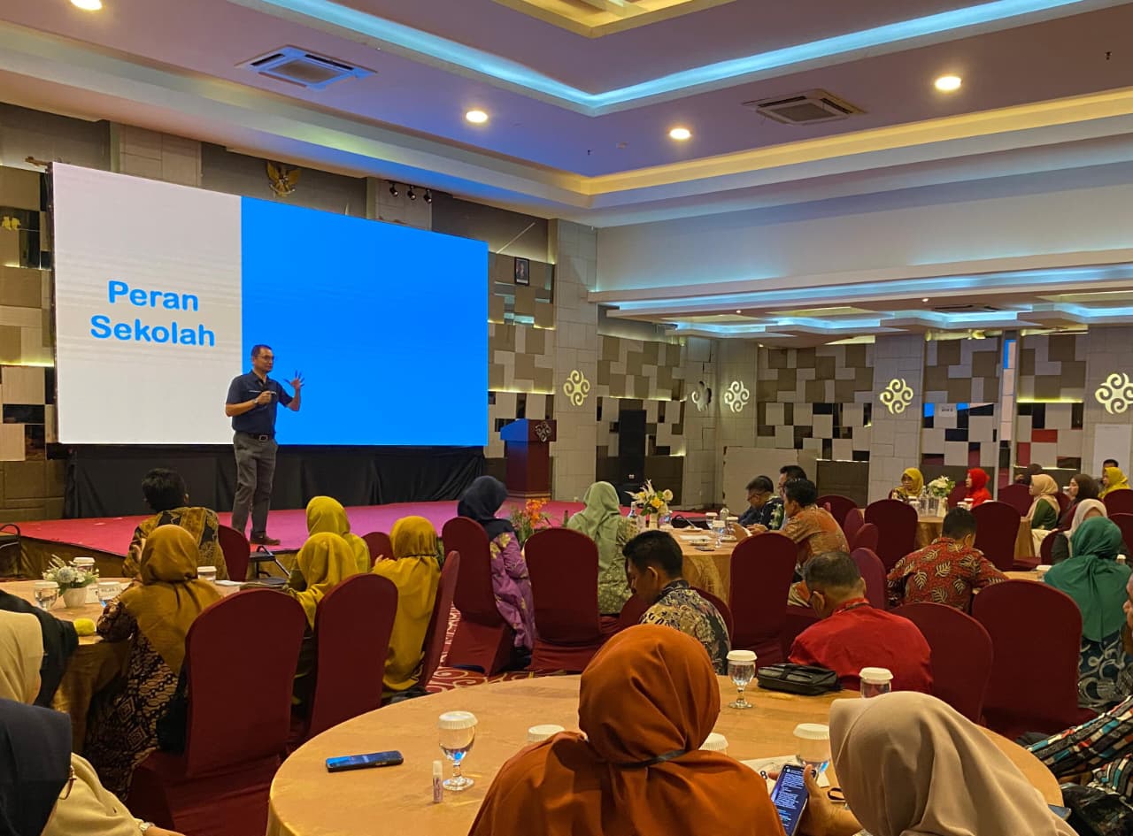 Sambutan Head of Community Development RAPP, F. Leohansen Simatupang pada Pelatihan Tingkat Sekolah (Roll Out) Pembelajaran di Hotel Tjokro, Pekanbaru&nbsp;(11/11/2025).