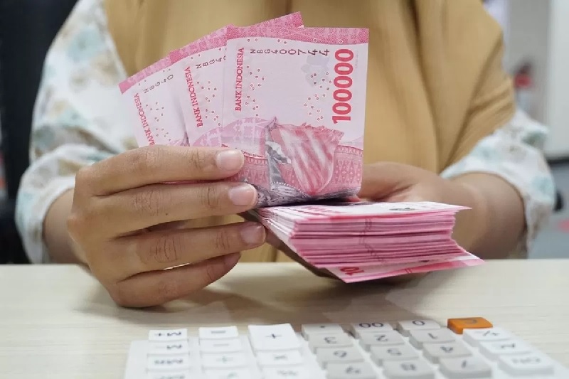 Ilustrasi pencairan bansos BLT Kesra di Kantor Pos.