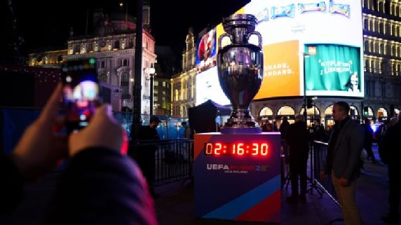 Tampilan umum replika trofi dan jam hitung mundur, Piccadilly Circus, London, menjelang peluncuran UEFA EURO 2028. UEFA EURO 2028 akan berlangsung di Inggris dan Republik Irlandia.