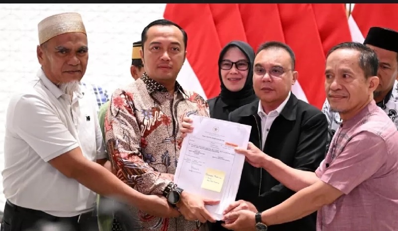 Presiden Prabowo Subianto memberikan rehabilitasi kepada dua guru SMA Negeri 1 Luwu Utara, Sulawesi Selatan, yakni Abdul Muis dan Rasnal.