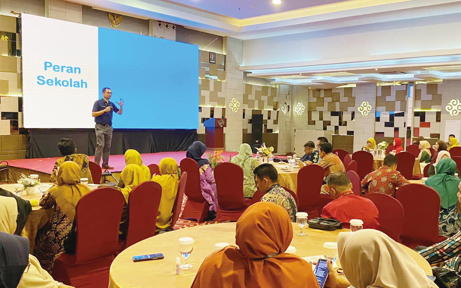 Head of Community Development RAPP F Leohansen Simatupang memberikan sambutan pada Pelatihan Tingkat Sekolah Pembelajaran di Hotel Tjokro, Pekanbaru, Selasa (11/11/2025).