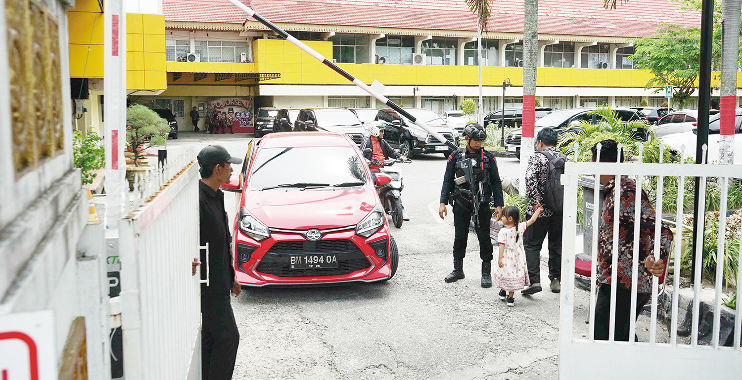 Pengamanan : Petugas Brimob Polda Riau melakukan pengamanan didepan gerbang Dinas Pendidikan Provinsi Riau, Kamis (13/11/2025). Kali ini Komisi Pemberantasan Korupsi (KPK) melakukan penggeledahan di Dinas Pendidikan Provinsi Riau. ft : EVAN GUNANZAR/RIAU