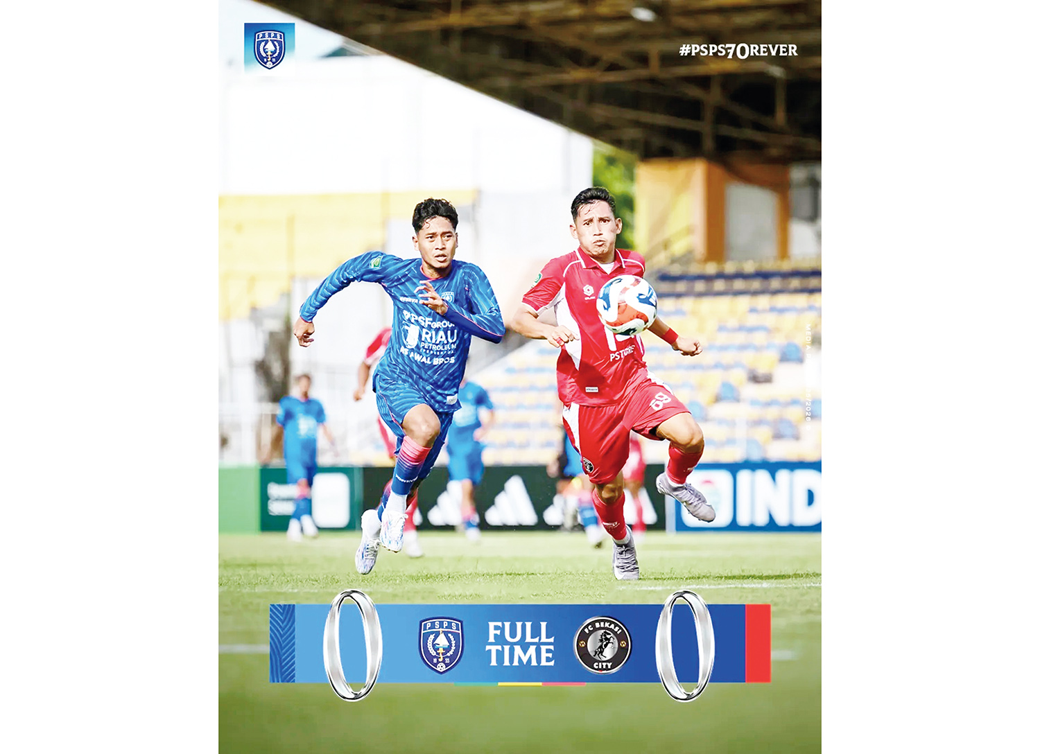 Penyerang PSPS Asir Azis (kiri) dan pemain FC Bekasi City Derry Rachman berebut bola dalam laga Liga 2 di Stadion Kaharuddin Nasution Rumbai, Kamis (13/11/2025).