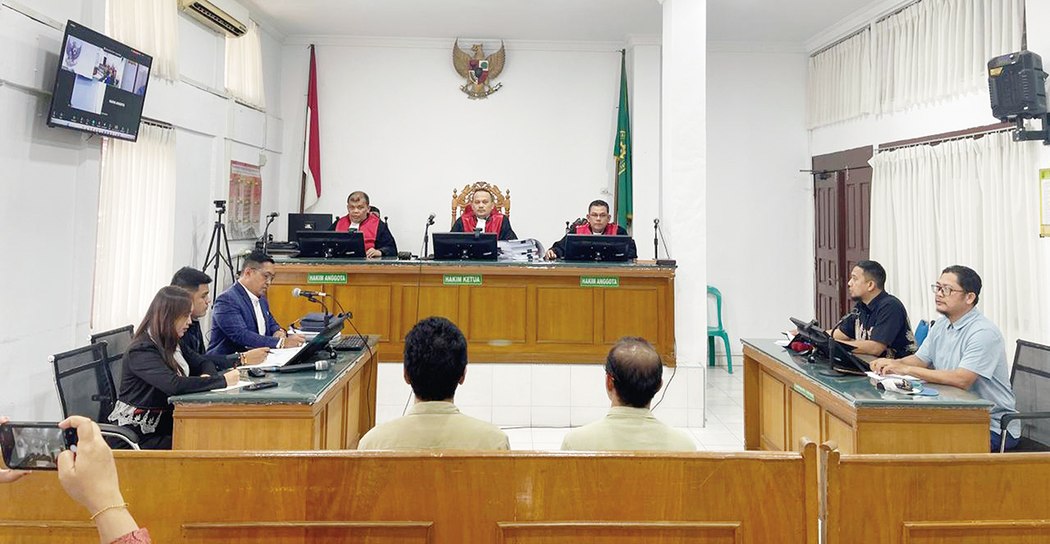 Suasana sidang gugatan perdata Rida K Liamsi terhadap Riau Pos Group di Pengadilan Negeri Pekanbaru, baru-baru ini. Agenda menghadirkan saksi tergugat dari CEO Riau Pos Group Ahmad Dardiri (kanan) yang didampingi Kuasa Hukum Andi Syarifuddin.