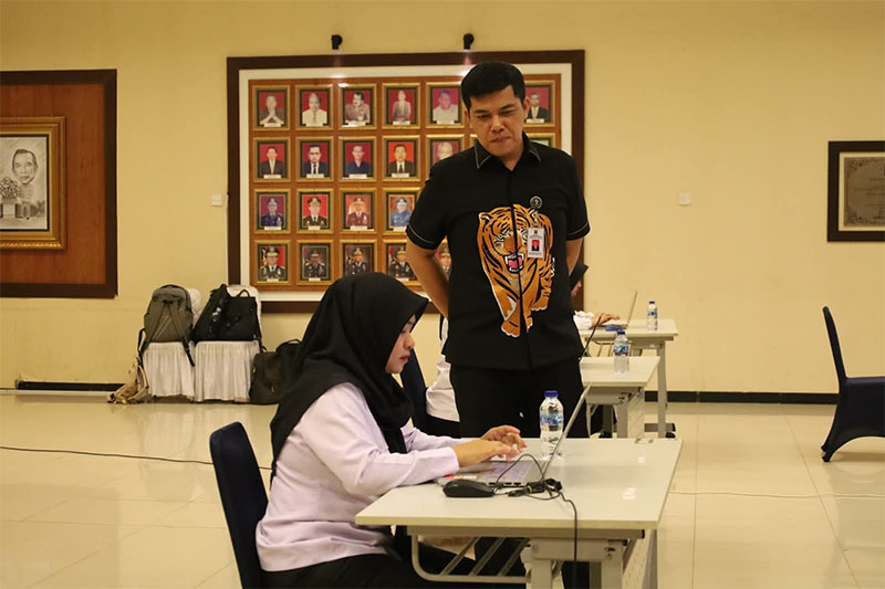 Kepala Kanwil Kemenkum Riau Rudy Hendra Pakpahan memantau jalannya proses Uji Kompetensi Teknis Jabatan Fungsional Perancang Peraturan Perundang-undangan secara daring, Kamis (13/112025).
