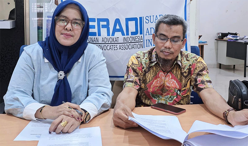 Ketua SC Peradi SAI Pekanbaru H Aksar Bone SH MH (kanan) didampingi Rafni Narti SH saat memberikan keterangan pers.