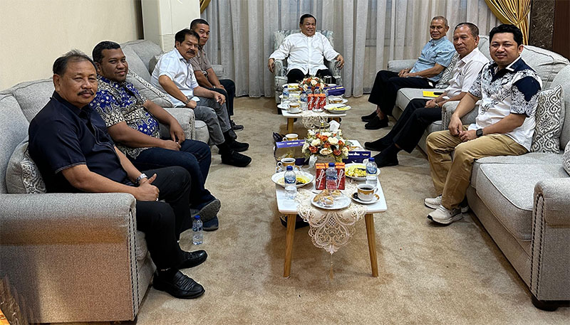 Ketua KONI Riau Iskandar Husein dan jajaran pengurus menggelar audiensi dengan Plt Gubernur Riau SF Hariyanto di kediamannya, Jumat (14/11/2025).