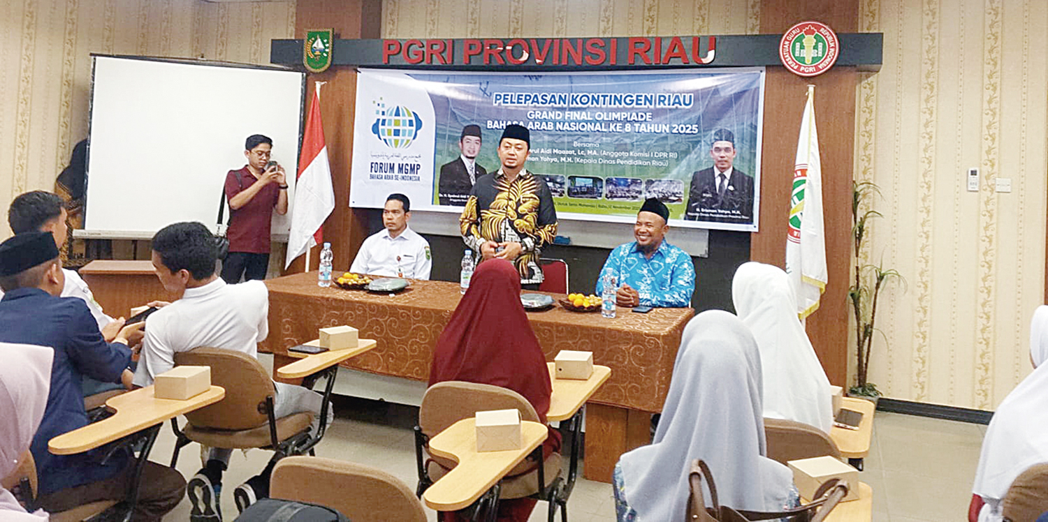 Anggota Dewan Perwakilan Rakyat RI Dr H Syahrul Aidi Maazat Lc MA saat memberikan sambutan pada pelepasan kontingen Riau mengikuti grand final Olimpiade Bahasa Arab Nasional di Gedung PGRI Riau, Kamis (13/11/2025).