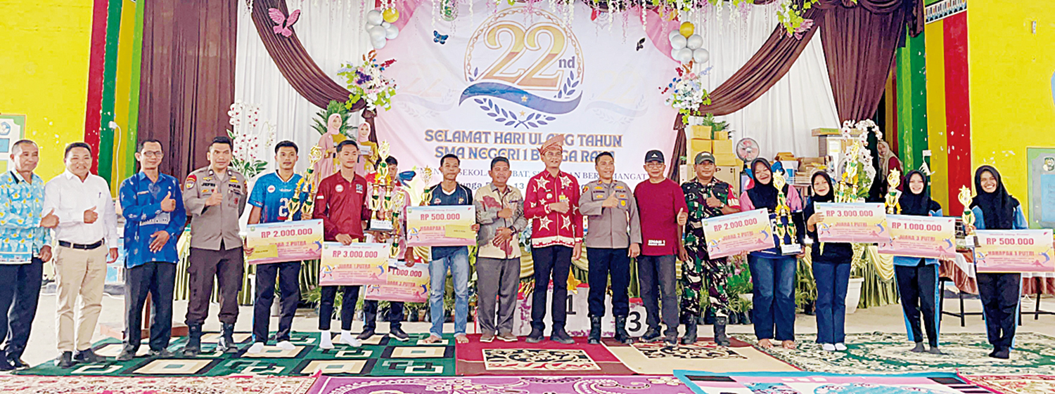 Kepala SMAN 1 Bungaraya Sukandar (enam kanan) dan Camat Bungaraya Wasito (delapan kanan) foto bersama peraih juara dalam peringatan HUT ke-22 SMAN 1 Bungaraya di&nbsp; aula sekolah, Kamis (13/11/2025).