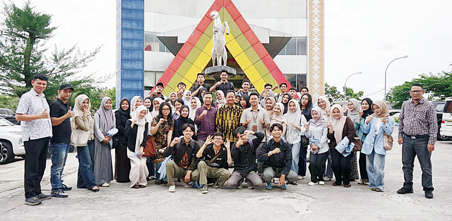 Dosen Pengampu Dr Bunari SPd MSi bersama mahasiswa FKIP Sejarah Unri foto bersama Manajer Pemasaran Riau Pos Abdul Kadir Bey, Redaktur Pelaksana Syahrul Mukhlis dan Yose Rizal di depan Graha Pena Riau, Kamis (13/11/2025).
