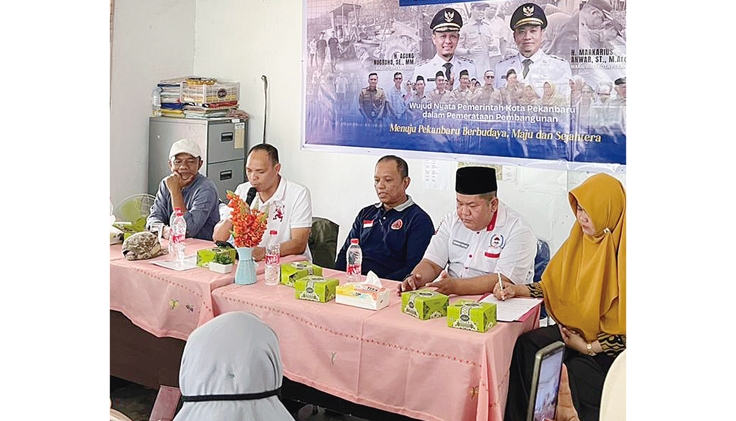 Camat, lurah dan ketua RW di Pekanbaru menggelar musyawarah membahas program prioritas terkait Rp100 juta per RW, baru-baru ini.