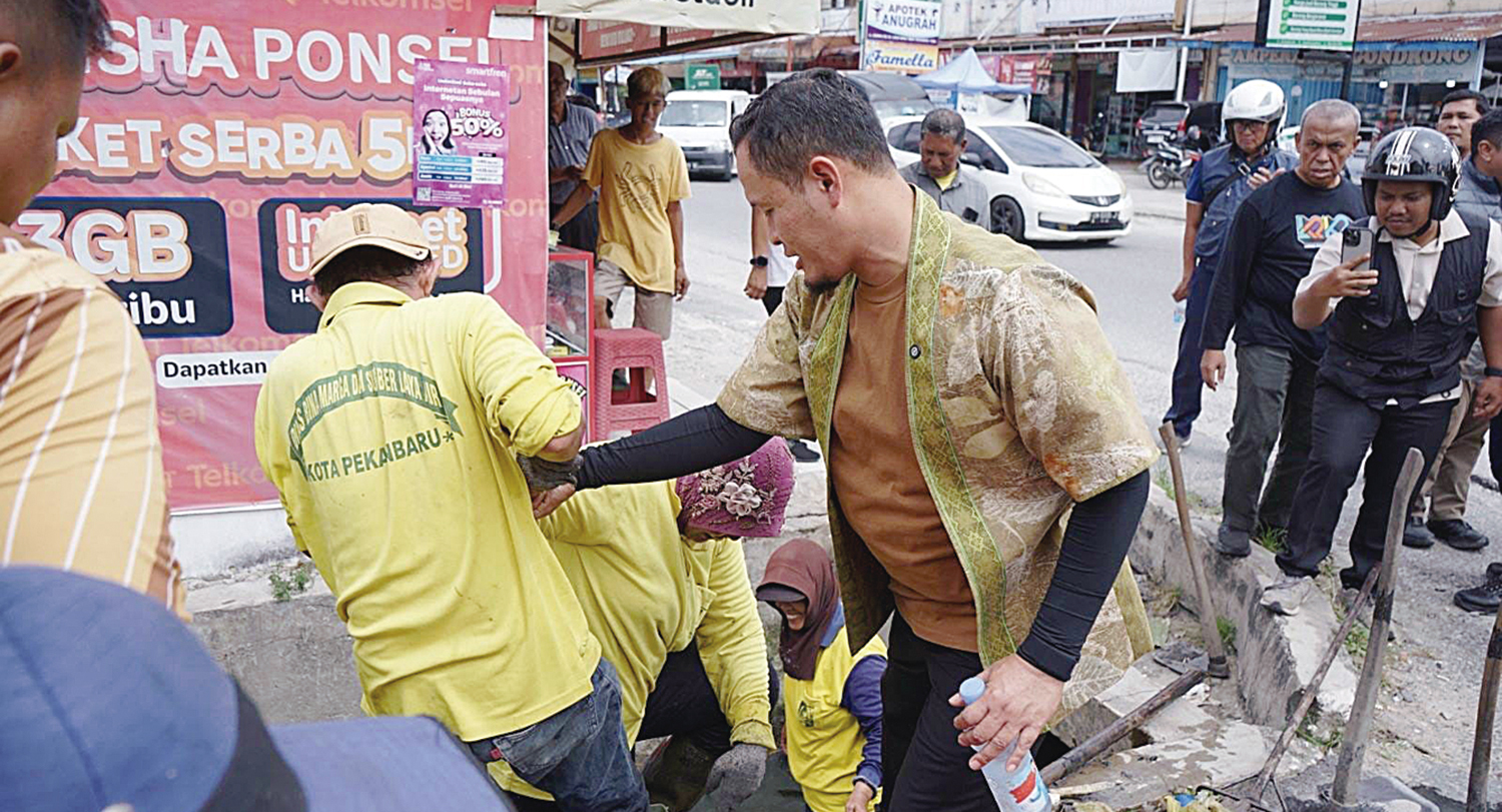 Wako Pekanbaru Agung Nugroho saat melakukan pengecekan drainase, beberapa waktu lalu.
