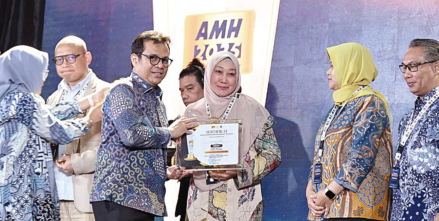 Rektor Unri Prof Dr Sri Indarti SE MSi saat menerima penghargaan Peringkat Pertama Pengelolaan Media Sosial 2025  pada malam puncak Anugerah Media Humas di Jakarta, Rabu (12/11/2025).