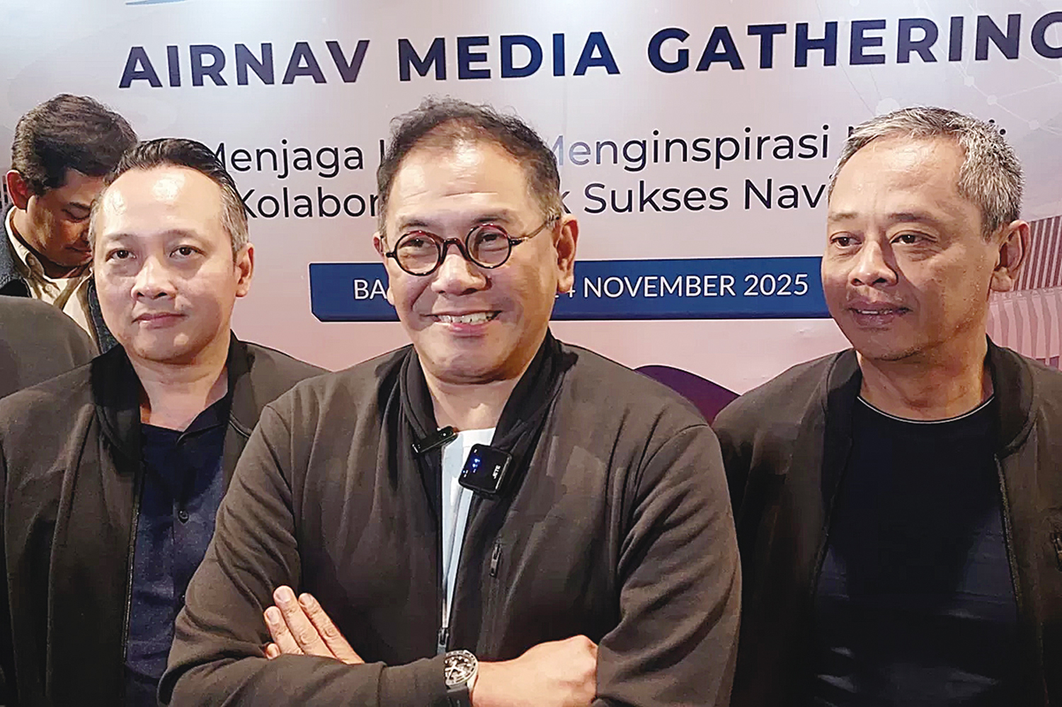 Direktur Operasi AirNav Indonesia Setio Anggoro (kiri), Direktur Utama AirNav Indonesia Capt. Avirianto Suratno (tengah) dan Direktur Keselamatan, Ke&shy;ama&shy;nan dan Standardisasi AirNav Indonesia menjawab wartawan, Rabu (12/11/2025).