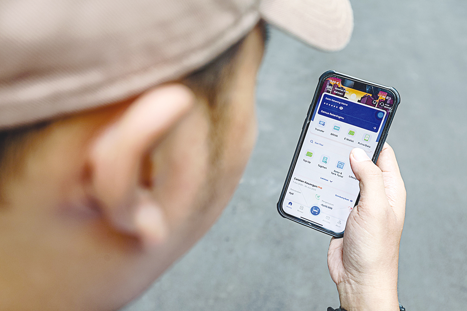 Nasabah mengakses aplikasi BRImo beberapa waktu lalu di Jakarta. FOTO: SALMAN TOYIBI/JAWA POS