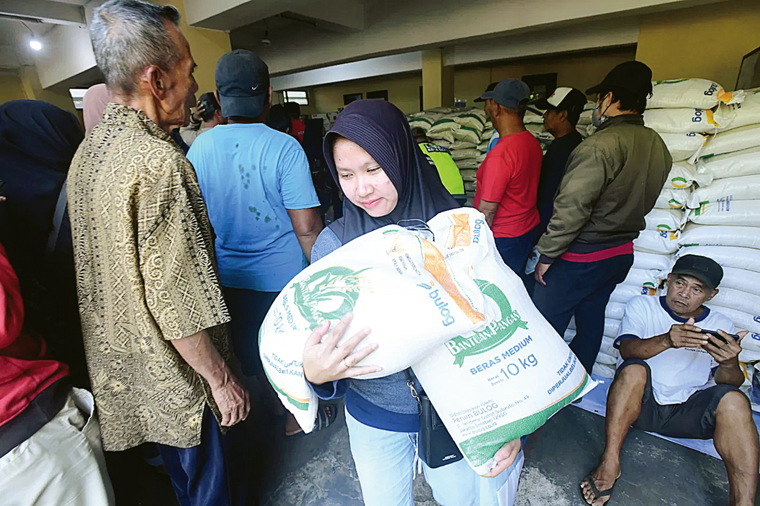 Keluarga penerima bantuan pangan (PBP) saat menerima bantuan pangan nontunai (BPNT) beras 20 kg di Kantor Kelurahan Rangkapan Jaya Baru, Depok, Jawa Barat, beberapa waktu lalu.