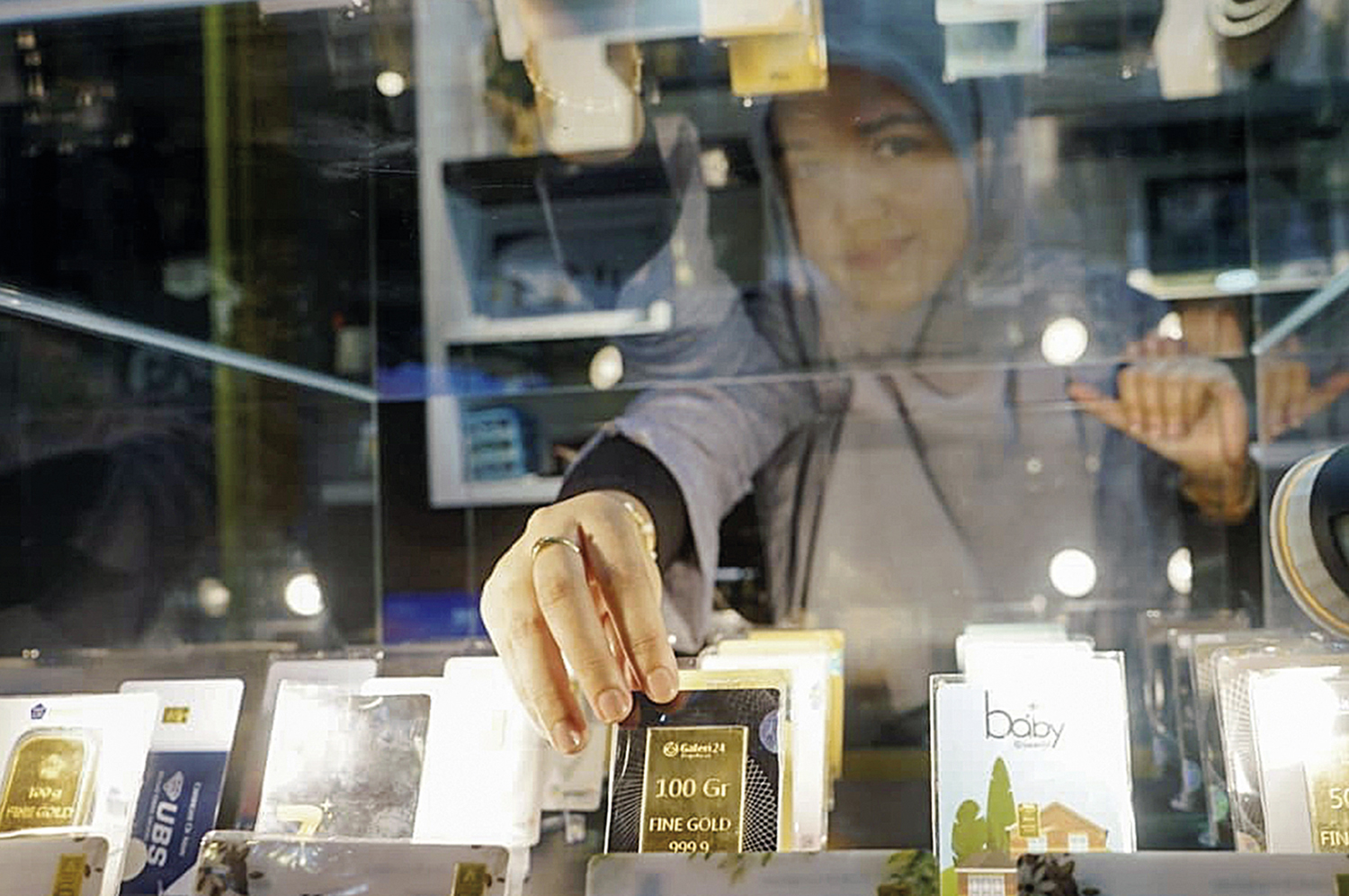 Perlihatkan Emas : Karyawan memperlihatkan emas batangan yang dijual di Galeri24 Jalan Sudirman Pekanbaru, Kamis (9/10/2025) ft: MHD AKHWAN/RIAUPOS