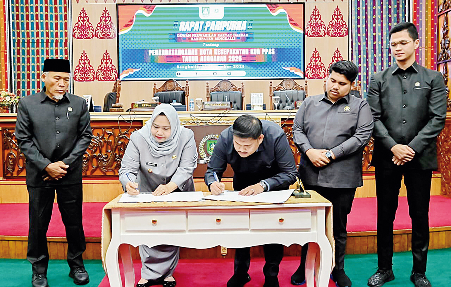 Bupati Bengkalis Kasmarni bersama Ketua DPRD Septian Nugraha  menandatangani plafon anggaran sementara dalam KUA-PPAS sebesar Rp2,8 triliun dalam sidang paripurna DPRD Bengkalis, Rabu (12/11/2025).