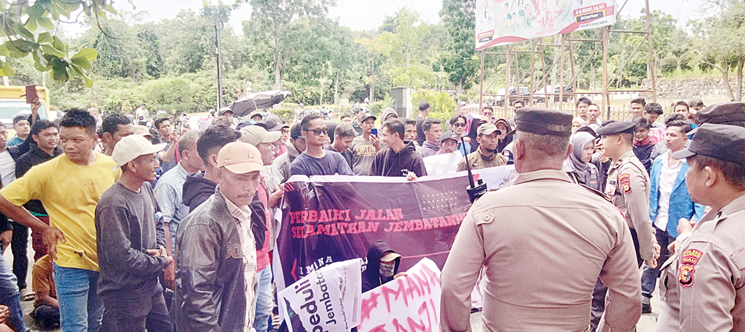 Ratusan warga bersama mahasiswa yang tergabung dalam Aliansi Mahasiswa dan Masyarakat Sungai Sarik serta Empat Kota Setingkai Lubuk Agung melakukan aksi demo dengan mendobrak gerbang Kantor Bupati Kampar di Bangkinang, Kamis (13/11/2025).