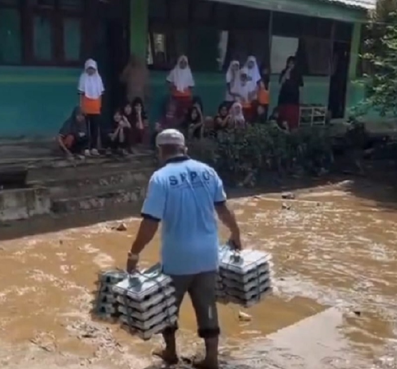 Perjuangan relawan SPPG di Kalimantan Selatan menyeberangi laut demi mengantar MBG untuk 951 anak pulau.