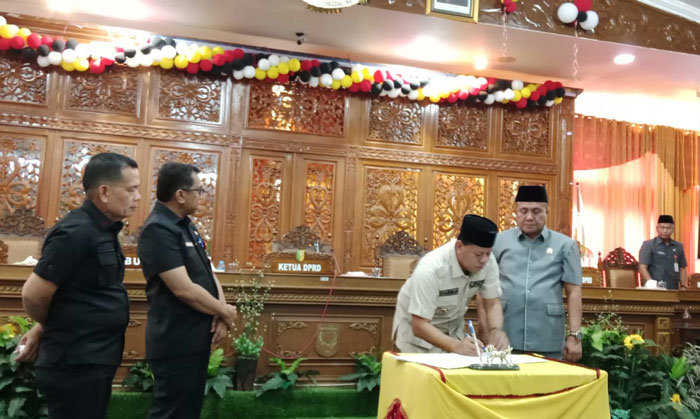 Bupati Kuansing Dr H Suhardiman Amby MM menandatangi kesepakatan KUA PPAS APBD tahun 2026 disaksikan Ketua DPRD, H Juprizal SE MSI dalam sidang paripurna, Jumat (14/11/2025).
