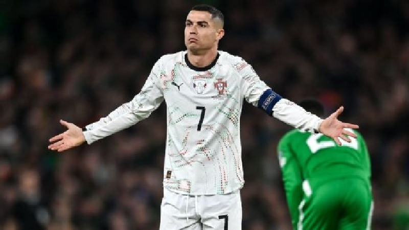 Cristiano Ronaldo bereaksi sebelum menerima kartu merah dalam pertandingan kualifikasi Piala Dunia Portugal melawan Republik Irlandia.