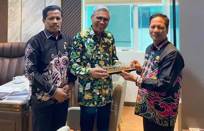 Wakil Bupati Kuansing, H Muklisin menyerahkan miniatur jalur pada anggota Komisi XIII DPR RI, H Mafirion di Jakarta.