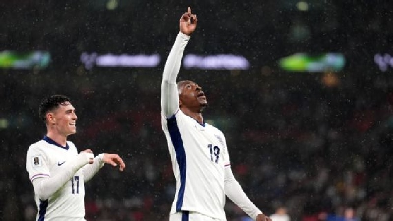 Penyerang Timnas Inggris Eberechi Eze masuk dari bangku cadangan untuk mencetak gol melawan Serbia.