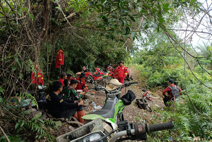 Petugas BPBD Inhil persiapan kembali ke posko setelah berhasil memadamkan karhutla di Desa Pekan Tua, Kecamatan Kempas, Kabupaten Inhil, Kamis (13/11/2025).