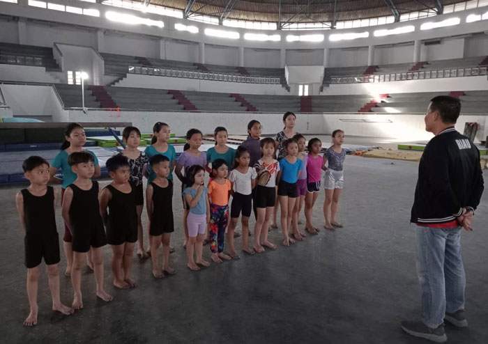 Pesenam muda Riau mendapatkan pengarahan dari Kepala Bidang Pembinaan Prestasi Federasi Gimnastik Indonesia Riau Ahmad Markos saat pelepasan di Hall Senam Sport Center Rumbai, Rabu (12/11/2025)