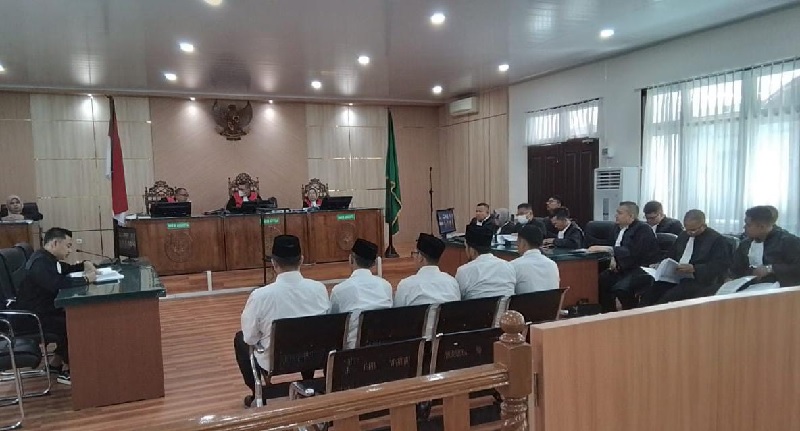 Para terdakwa korupsi KUR pada Bank plat merah KCP Bangkinang menghadapi sidang perdana di Pengadikan Tipikor Pekanbaru, Jumat (14/11/2025),