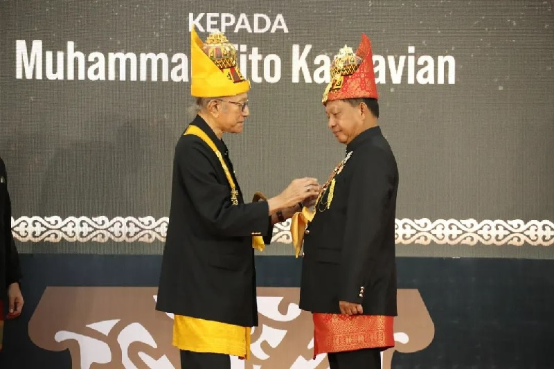 Mendagri, Tito Karnavian saat menerima gelar &lsquo;Petua Panglima Hukom Nanggroe&rsquo; dari Lembaga Wali Nanggroe di Aceh.