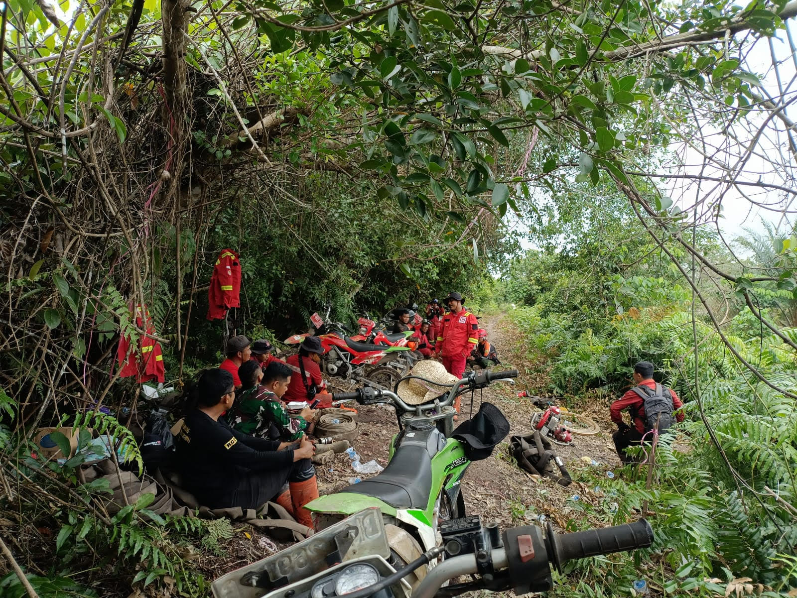 Petugas BPBD Inhil melakukan persiapan di posko saat akan memadamkan api yang membakar lahan di Desa Pekan Tua, Kecamatan Kempas, Kamis (13/11/2025).