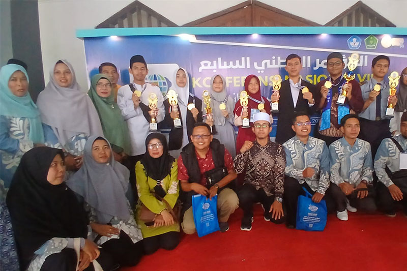 Foto bersama kontingen Riau pada Olimpiade Bahasa Arab